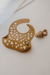 Bavoir en silicone Fall in Love Camel Zakuw – bavoir bébé avec récupérateur motif cœurs blancs