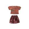 Maileg - Blouse Tricotée et Jupe Satin pour Maman Souris 🐭✨ | Complétez la garde-robe de Maman Souris Maileg avec cette tenue élégante composée d'une blouse tricotée aux tons automnaux 🍂 et d'une jupe satinée brillante en bordeaux profond. Un ensemble raffiné parfait pour enrichir le monde miniature Maileg et stimuler l’imaginaire des enfants.
