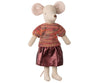 Maileg - Blouse Tricotée et Jupe Satin pour Maman Souris 🐭✨ | Complétez la garde-robe de Maman Souris Maileg avec cette tenue élégante composée d'une blouse tricotée aux tons automnaux 🍂 et d'une jupe satinée brillante en bordeaux profond. Un ensemble raffiné parfait pour enrichir le monde miniature Maileg et stimuler l’imaginaire des enfants.
