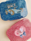 Boîte à lunch enfant bleue à paillettes motif voiture de course Konges Sløjd