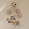Boîte à formes en silicone Mushie avec disques colorés pour bébé