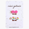 🌸🌈 Boucles d'oreilles clips enfant - Fleurs roses & Nuages arc-en-ciel - Mini Galaxie ✨ | Sublimez les looks des petites filles avec ce duo adorable de boucles d'oreilles à clips ! Un modèle sans perçage, idéal pour les enfants, avec un design fleur rose printanière et nuage kawaii avec arc-en-ciel. Faciles à porter et confortables, ces accessoires fantaisie sont parfaits pour un cadeau d'anniversaire, une fête ou une surprise magique !