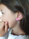 🌸🌈 Boucles d'oreilles clips enfant - Fleurs roses & Nuages arc-en-ciel - Mini Galaxie ✨ | Sublimez les looks des petites filles avec ce duo adorable de boucles d'oreilles à clips ! Un modèle sans perçage, idéal pour les enfants, avec un design fleur rose printanière et nuage kawaii avec arc-en-ciel. Faciles à porter et confortables, ces accessoires fantaisie sont parfaits pour un cadeau d'anniversaire, une fête ou une surprise magique !