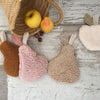 Bouillotte sèche en forme de poire - Moumooute Cognac | Bouillotte naturelle en forme de poire, réalisée en tissu sherpa ultra-doux couleur cognac, par Un2Croix. Remplie de graines de lin, elle diffuse une chaleur réconfortante pour apaiser les douleurs ou se réchauffer. Alternative écologique aux bouillottes classiques, idéale pour les bébés, enfants et adultes. Parfaite pour l’hiver et les moments cocooning
