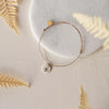 Bracelet doré fin avec médaille en porcelaine blanche et croix dorée bijou femme cadeau symbolique