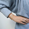 Bracelet doré fin avec médaille en porcelaine blanche et croix dorée bijou femme cadeau symbolique