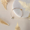 Bracelet doré fin avec médaille en porcelaine blanche et lune dorée bijou femme idée cadeau symbolique
