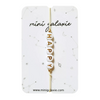 Bracelet perles lettres blanches avec inscription dorée "HAPPY", monté sur un fil ajustable – un bijou fantaisie joyeux et tendance pour enfant ou ado, idéal comme petit cadeau ou accessoire porte-bonheur. Marque Mini Galaxie.