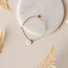 Bracelet fin femme avec médaillon en porcelaine blanche inscription amour bijou délicat idée cadeau
