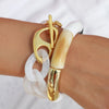 Bracelet femme beige effet marbre avec perles blanches et détail doré