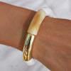 Bracelet femme beige effet marbre avec perles blanches et détail doré