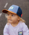 Casquette enfant Marine Hello Hossy : design moderne avec filet respirant, coloris bleu marine, gris et marron. Confortable et stylée, parfaite pour un look tendance !