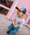 Casquette enfant Marine Hello Hossy : design moderne avec filet respirant, coloris bleu marine, gris et marron. Confortable et stylée, parfaite pour un look tendance !