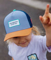 Casquette enfant Marine Hello Hossy : design moderne avec filet respirant, coloris bleu marine, gris et marron. Confortable et stylée, parfaite pour un look tendance !