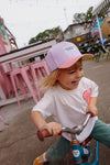 Casquette enfant Mini Purply Hello Hossy : design coloré en violet et rose, tendance et éco-responsable. Idéale pour un look fun et stylé au quotidien.