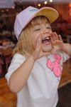 Casquette enfant Mini Purply Hello Hossy : design coloré en violet et rose, tendance et éco-responsable. Idéale pour un look fun et stylé au quotidien.
