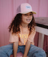 Casquette enfant Powder Pink Hello Hossy : design tendance en rose poudré et beige avec filet respirant. Confortable et stylée, idéale pour un look estival !