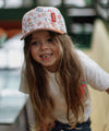 Casquette enfant Rubber London Hello Hossy : design original avec illustrations inspirées de Londres, visière marron et coupe tendance. Idéale pour un look fun et urbain !