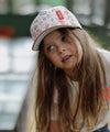 Casquette enfant Rubber London Hello Hossy : design original avec illustrations inspirées de Londres, visière marron et coupe tendance. Idéale pour un look fun et urbain !