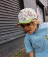 Casquette enfant San Francisco Hello Hossy : design original avec illustrations inspirées de la ville, visière verte et coupe tendance. Idéale pour un look fun et urbain !