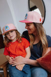 Casquette Hello Hossy Hightop rose et corail pour enfant avec broderie sneaker fleurie