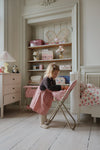 Chaise haute Rosie Rose pour poupée Konges Slojd en métal avec housse fleurie rose