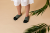 Chaussons bébé souples vert kaki avec renfort en cuir foncé – modèle Les Palmiers de la marque Les Pas Petits, fabriqués en France, parfaits pour les premiers pas.