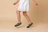 Chaussons bébé souples vert kaki avec renfort en cuir foncé – modèle Les Palmiers de la marque Les Pas Petits, fabriqués en France, parfaits pour les premiers pas.