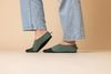 Chaussons bébé souples vert kaki avec renfort en cuir foncé – modèle Les Palmiers de la marque Les Pas Petits, fabriqués en France, parfaits pour les premiers pas.