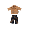 Maileg - Ensemble Papa Souris : Chemise Élégante et Pantalon Rayé 🐭👔 | Offrez à votre Papa Souris Maileg une tenue chic et raffinée avec cette chemise beige à motifs bleus et ce pantalon rayé bleu marine et camel. Idéal pour les occasions spéciales ou une promenade en famille, cet ensemble ajoute une touche de style à l'univers miniature Maileg.