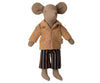 Maileg - Ensemble Papa Souris : Chemise Élégante et Pantalon Rayé 🐭👔 | Offrez à votre Papa Souris Maileg une tenue chic et raffinée avec cette chemise beige à motifs bleus et ce pantalon rayé bleu marine et camel. Idéal pour les occasions spéciales ou une promenade en famille, cet ensemble ajoute une touche de style à l'univers miniature Maileg.