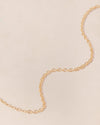 Collier chaine simple en laiton doré à l'or fin 24 carats, marque Emoi Emoi.