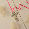 Croix porcelaine fleurie inscription Joie ruban rose décoration baptême naissance chambre enfant fille