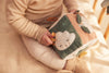 Cube d’activités bébé tissu rose et vert avec fée et ailes en relief – jouet sensoriel Lovely Birds Jollein