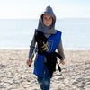 Enfant déguisé en chevalier Richard Labay – tunique bleue et cotte de mailles