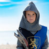Enfant déguisé en chevalier Richard Labay – tunique bleue et cotte de mailles