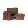 Ensemble vêtements pour grand mère souris Maileg dans sa valise.