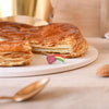 Fève Cœur Filant Baubels en porcelaine artisanale avec arc-en-ciel et cœur rose sur carte Les Jolies Fèves