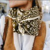 Foulard carré femme ou enfant à imprimé léopard vert kaki et motifs fleuris blancs – modèle Mon Grand Indispensable Green Flower de Love Explorers, accessoire mode tendance en coton doux