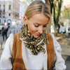 Foulard carré femme ou enfant à imprimé léopard vert kaki et motifs fleuris blancs – modèle Mon Grand Indispensable Green Flower de Love Explorers, accessoire mode tendance en coton doux