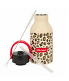 Gourde isotherme pour enfant - Modèle Léopard de Hello Hossy, capacité 350 ml, design tendance avec imprimé léopard sur fond beige. Fabriquée en acier inoxydable, équipée d’un bouchon anti-fuite noir avec anse rouge pour un transport facile. Maintient les boissons chaudes ou froides toute la journée.