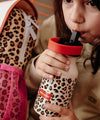 Gourde isotherme pour enfant - Modèle Léopard de Hello Hossy, capacité 350 ml, design tendance avec imprimé léopard sur fond beige. Fabriquée en acier inoxydable, équipée d’un bouchon anti-fuite noir avec anse rouge pour un transport facile. Maintient les boissons chaudes ou froides toute la journée.