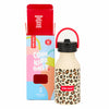 Gourde isotherme pour enfant - Modèle Léopard de Hello Hossy, capacité 350 ml, design tendance avec imprimé léopard sur fond beige. Fabriquée en acier inoxydable, équipée d’un bouchon anti-fuite noir avec anse rouge pour un transport facile. Maintient les boissons chaudes ou froides toute la journée.