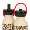 Gourde isotherme pour enfant - Modèle Léopard de Hello Hossy, capacité 350 ml, design tendance avec imprimé léopard sur fond beige. Fabriquée en acier inoxydable, équipée d’un bouchon anti-fuite noir avec anse rouge pour un transport facile. Maintient les boissons chaudes ou froides toute la journée.
