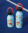 Gourde enfant 350 ml Hello Hossy Bball Crew bleue motif basket avec paille réutilisable et goupillon – bouteille inox école sport