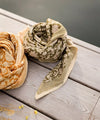 Foulard fleuri Anjali Kaki Bellemme porté par un enfant et un adulte – collection matchy matchy