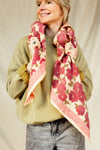 Petit foulard "Manika Bloom Macadamia" signé Apaches Collections. Ce foulard en coton doux arbore un motif floral rose foncé et prune, associé à un imprimé à carreaux beige et rose sur les bordures. Un accessoire de mode chic et tendance, idéal pour sublimer vos tenues avec une touche bohème et raffinée.