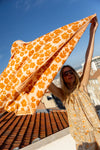 Petit foulard "Manika Flora Bold Orange" de la marque Apaches Collection. Accessoire tendance en tissu léger avec un motif floral vintage dans des tons chauds d'orange et beige. Idéal pour apporter une touche bohème et élégante à votre tenue. Peut être porté autour du cou, dans les cheveux ou en accessoire de sac.