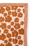 Petit foulard "Manika Flora Bold Orange" de la marque Apaches Collection. Accessoire tendance en tissu léger avec un motif floral vintage dans des tons chauds d'orange et beige. Idéal pour apporter une touche bohème et élégante à votre tenue. Peut être porté autour du cou, dans les cheveux ou en accessoire de sac.