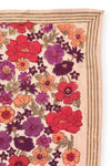 Grand foulard "Latika Joy Macadamia" de la marque Apaches Collections. Accessoire en coton doux avec un imprimé floral aux teintes vives de rouge, violet et orange, sublimé par des bordures beige rayées. Ce foulard polyvalent et tendance peut se porter en bandana, autour du cou ou comme accessoire de cheveux pour un style bohème et élégant.